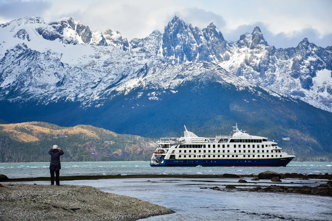 Crucero Australis navegando frente a un glaciar en la Patagonia
