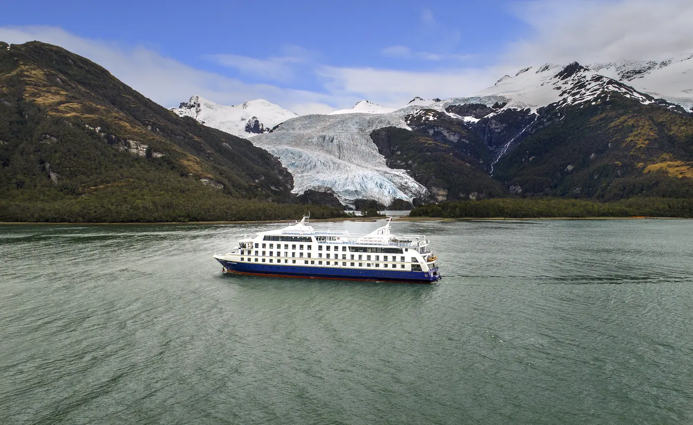 M/N Ventus Australis navegando por los fiordos patagónicos