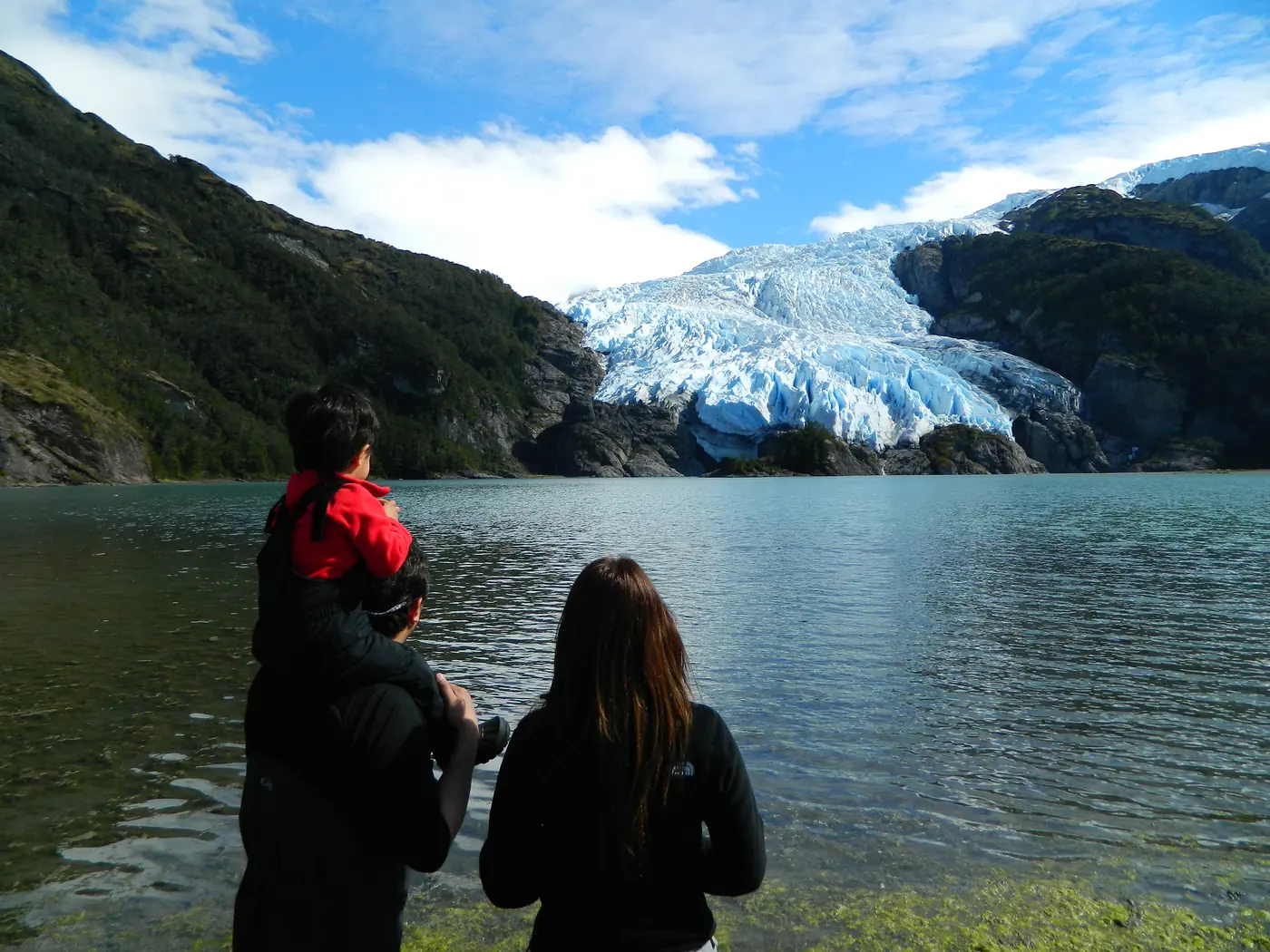 Pasajera observando un glaciar durante la expedici&oacute;n Australis